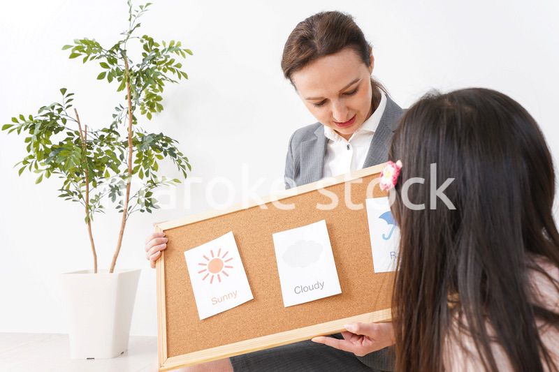 英語教室でネイティブ教師の授業を受ける子ども