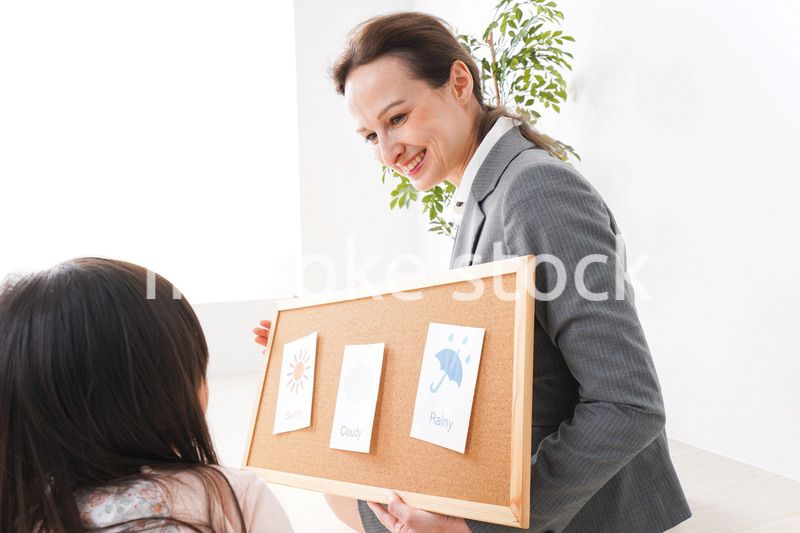 英語教室でネイティブ教師の授業を受ける子ども