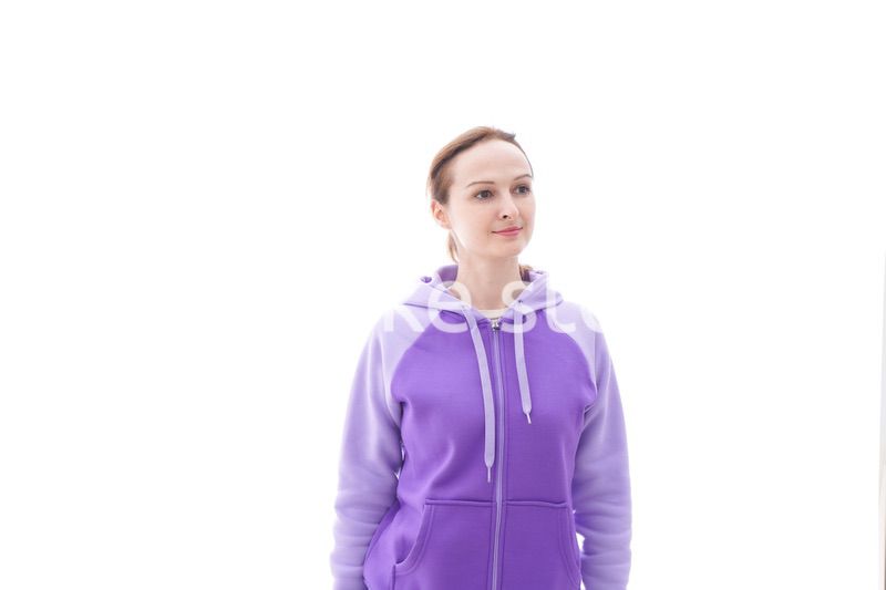 パーカーを着た女性のポートレートイメージ