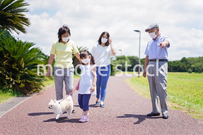 マスクをして散歩をする家族