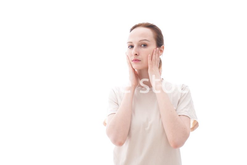 スキンケアをする若い女性