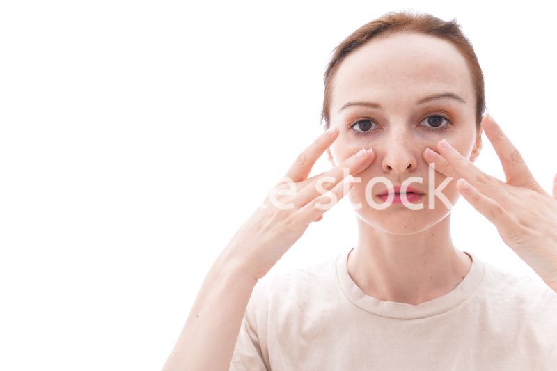 スキンケアをする若い女性