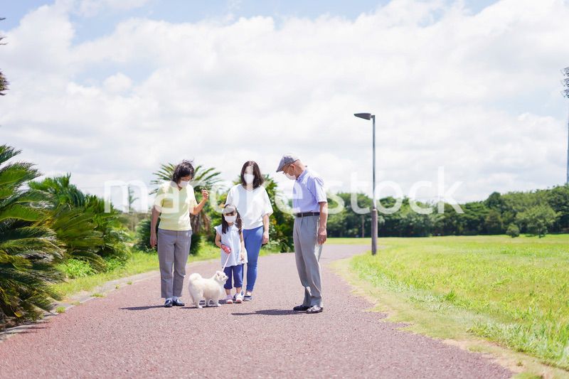 マスクをして散歩をする家族