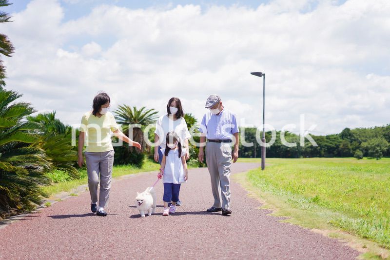 マスクをして散歩をする家族