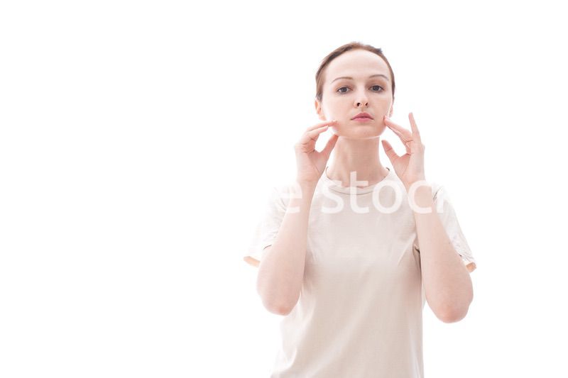 スキンケアをする若い女性