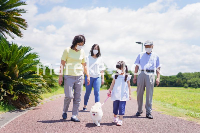 マスクをして散歩をする家族