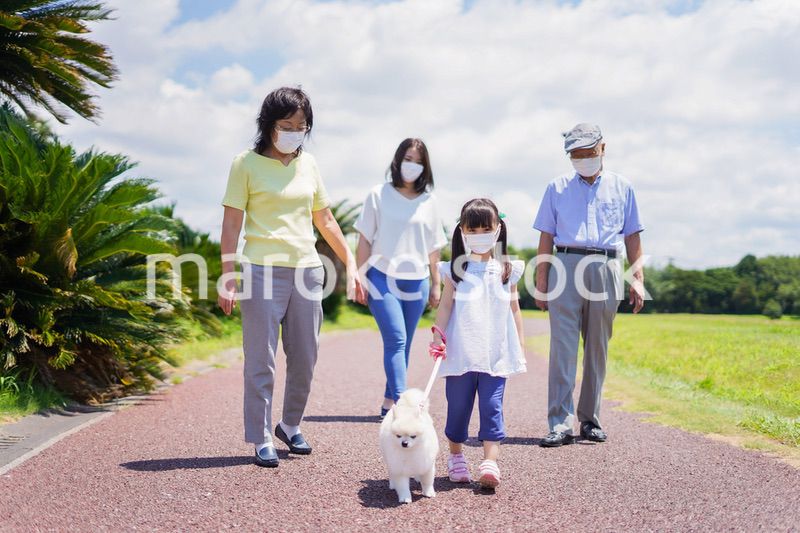 マスクをして散歩をする家族