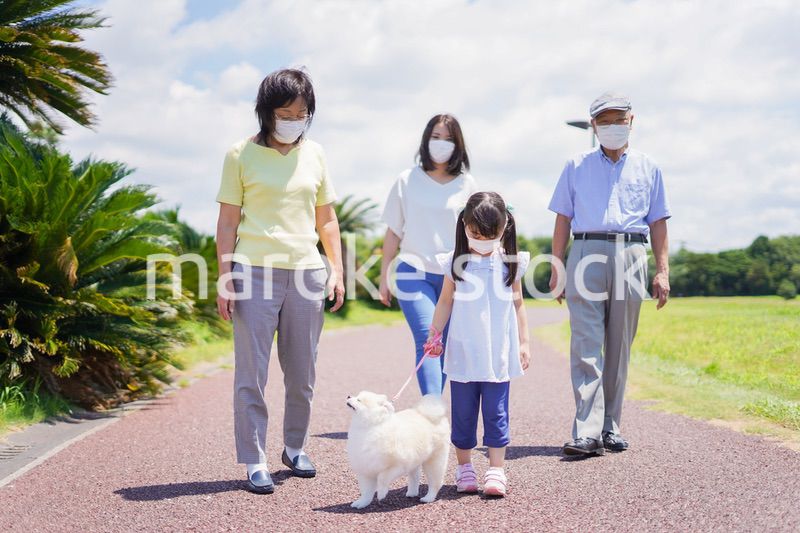 マスクをして散歩をする家族