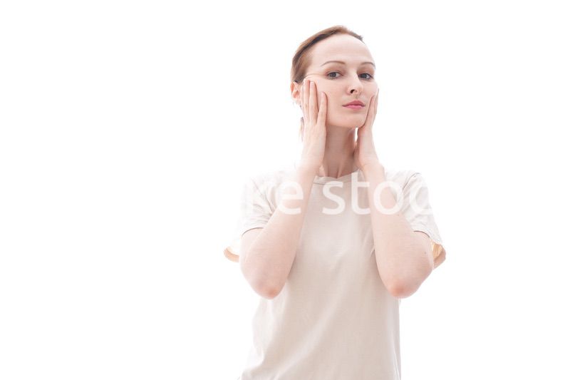 スキンケアをする若い女性