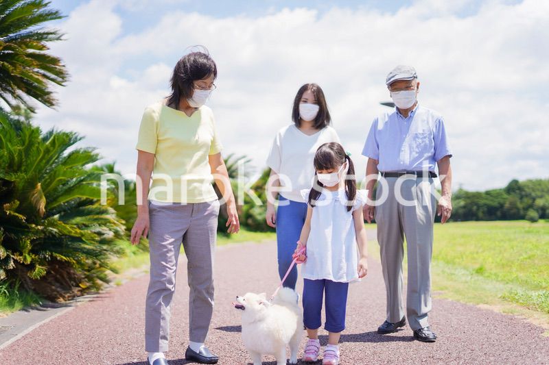 マスクをして散歩をする家族
