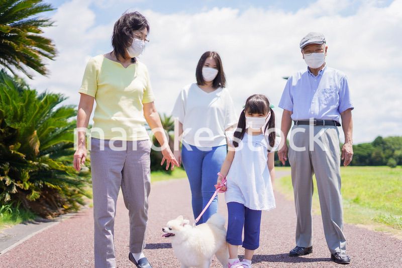 マスクをして散歩をする家族