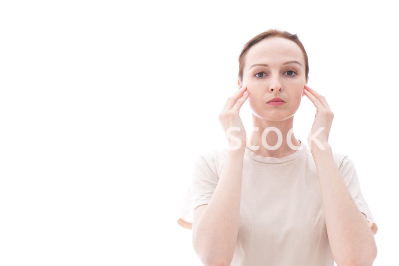 スキンケアをする若い女性