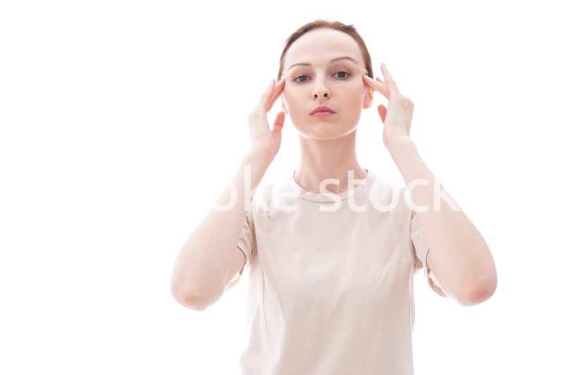 スキンケアをする若い女性