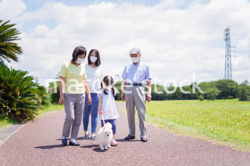 マスクをして散歩をする家族