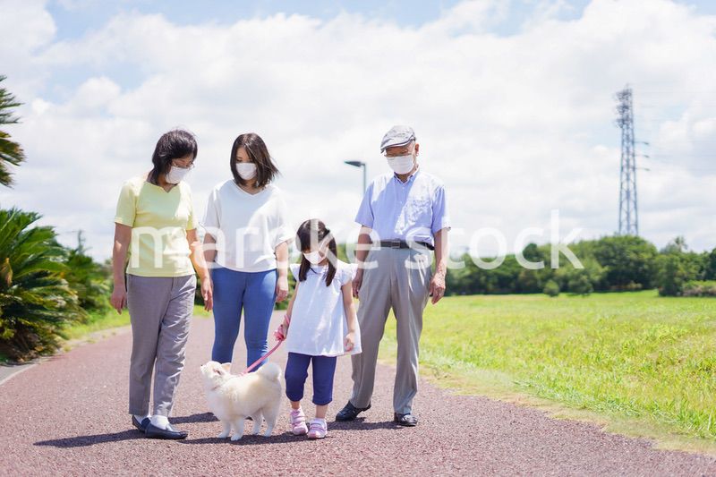 マスクをして散歩をする家族