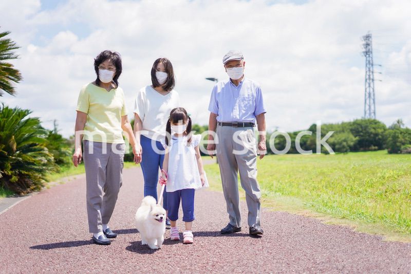 マスクをして散歩をする家族