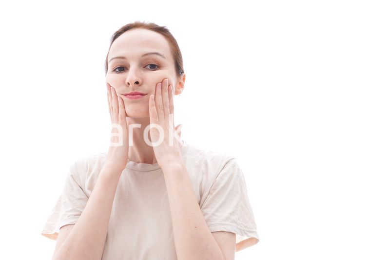 スキンケアをする若い女性