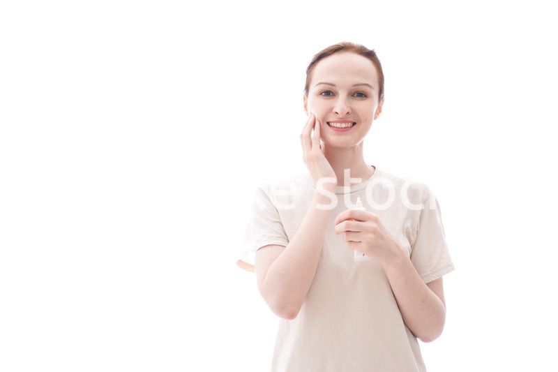 スキンケアをする若い女性