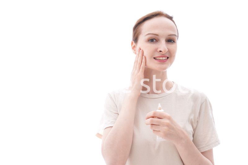 スキンケアをする若い女性