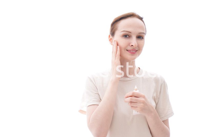 スキンケアをする若い女性