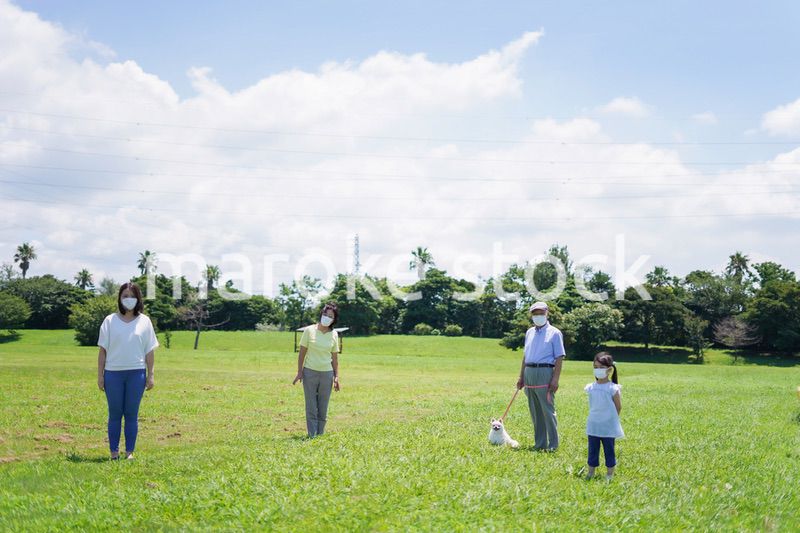 距離を確保してコミュニケーションを取る人々