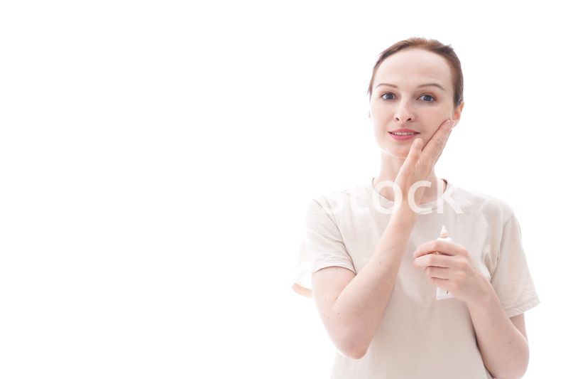 スキンケアをする若い女性