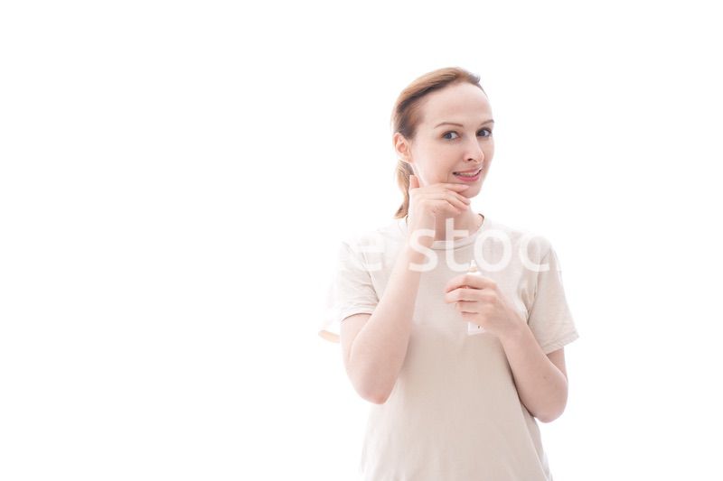 スキンケアをする若い女性