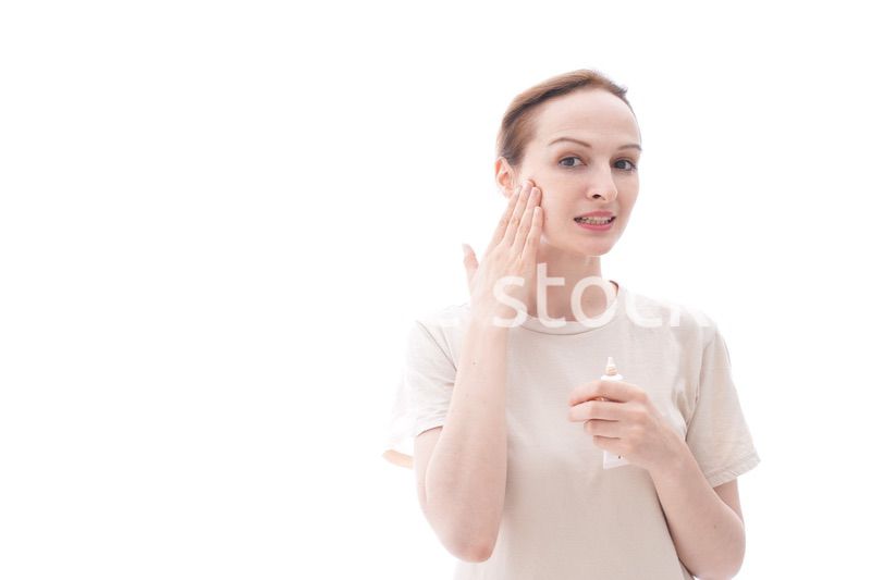 スキンケアをする若い女性