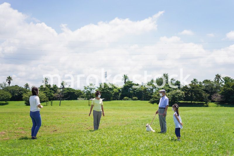 マスクをして散歩をする家族