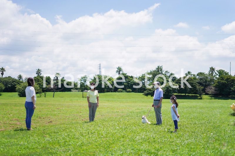 距離を確保してコミュニケーションを取る人々