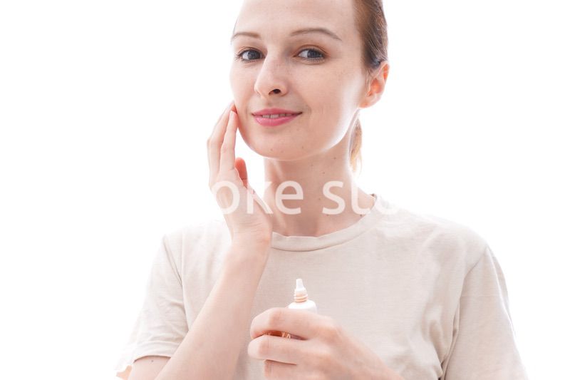 スキンケアをする若い女性