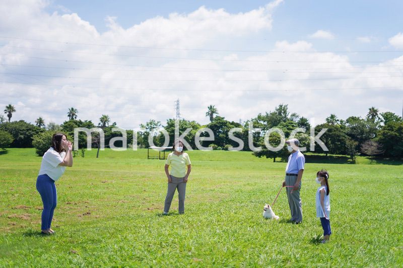距離を確保してコミュニケーションを取る人々