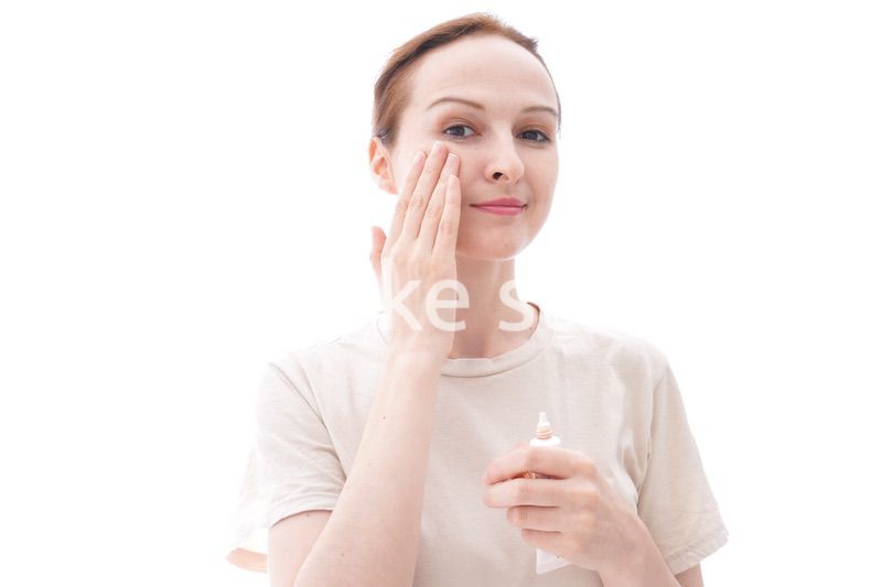 スキンケアをする若い女性