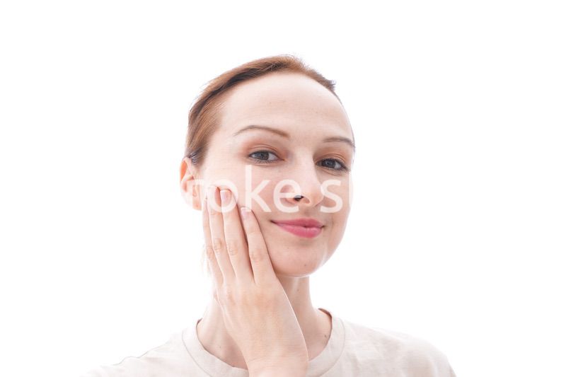 スキンケアをする若い女性