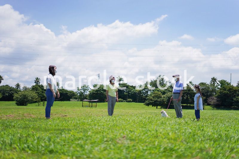 距離を確保してコミュニケーションを取る人々