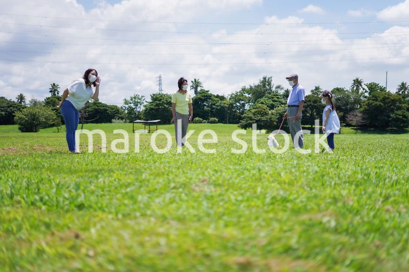 距離を確保してコミュニケーションを取る人々