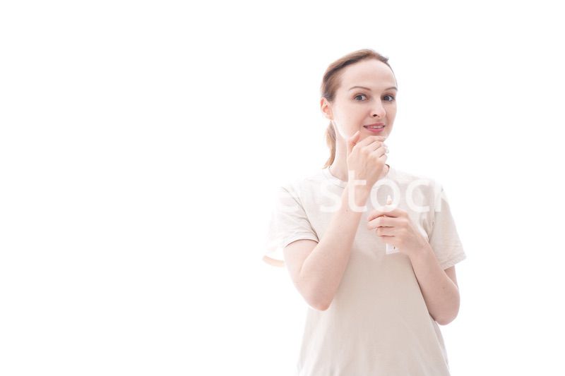 スキンケアをする若い女性