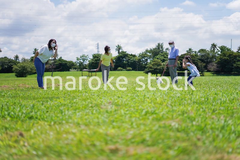 距離を確保してコミュニケーションを取る人々