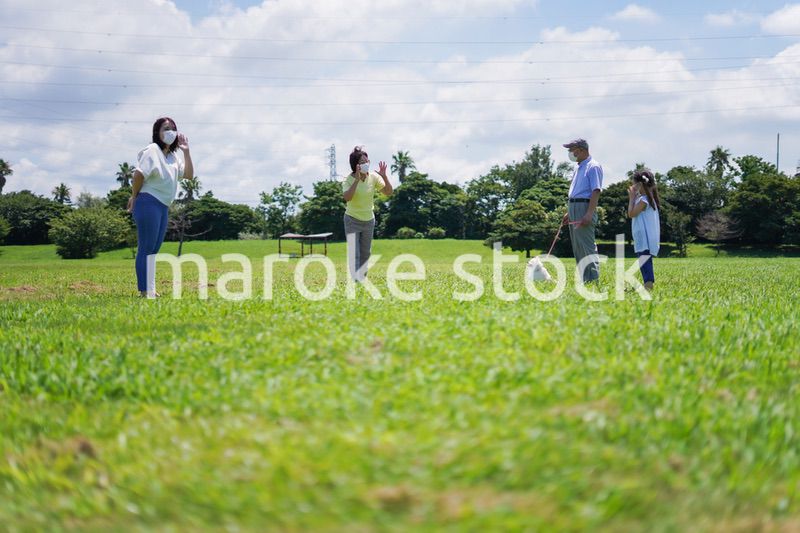 距離を確保してコミュニケーションを取る人々