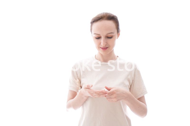 スキンケアをする若い女性