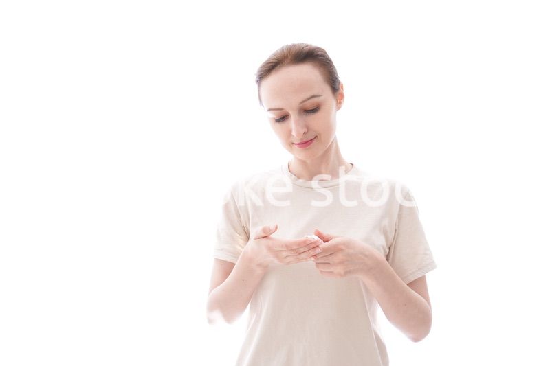 スキンケアをする若い女性