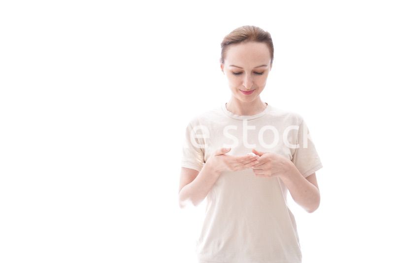 スキンケアをする若い女性