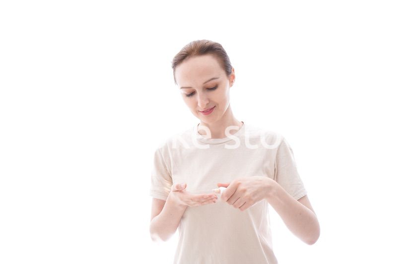 スキンケアをする若い女性