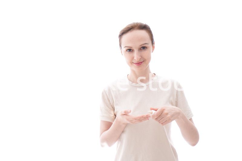 スキンケアをする若い女性