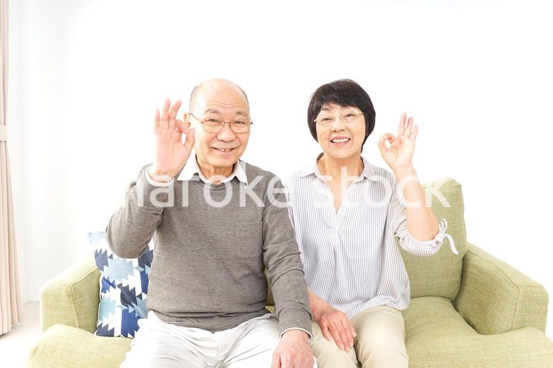 OKサインをするシニア夫婦