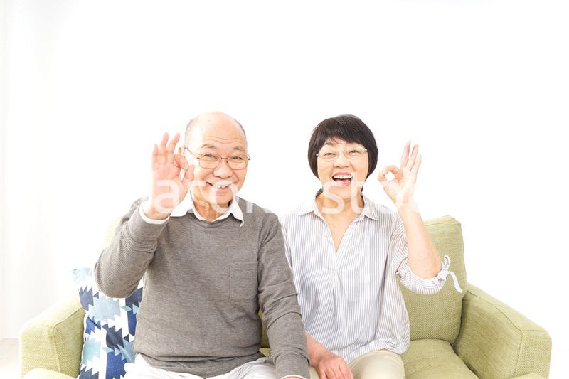 OKサインをするシニア夫婦