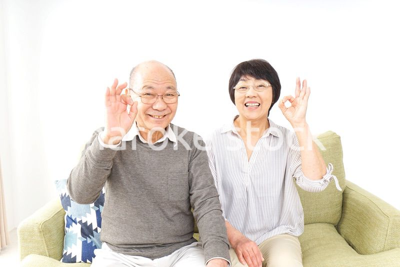 OKサインをするシニア夫婦