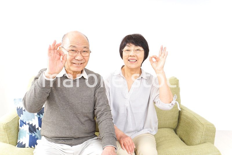 OKサインをするシニア夫婦