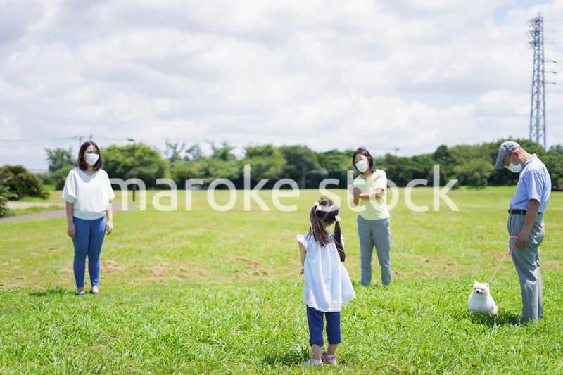 距離を確保してコミュニケーションを取る人々