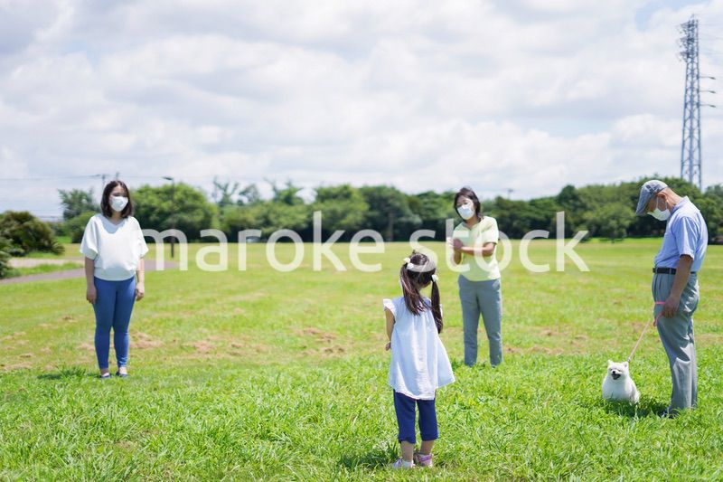 距離を確保してコミュニケーションを取る人々